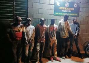 Ejército detiene haitianos indocumentados ocultos en mezcladora de cemento en Elías Piña