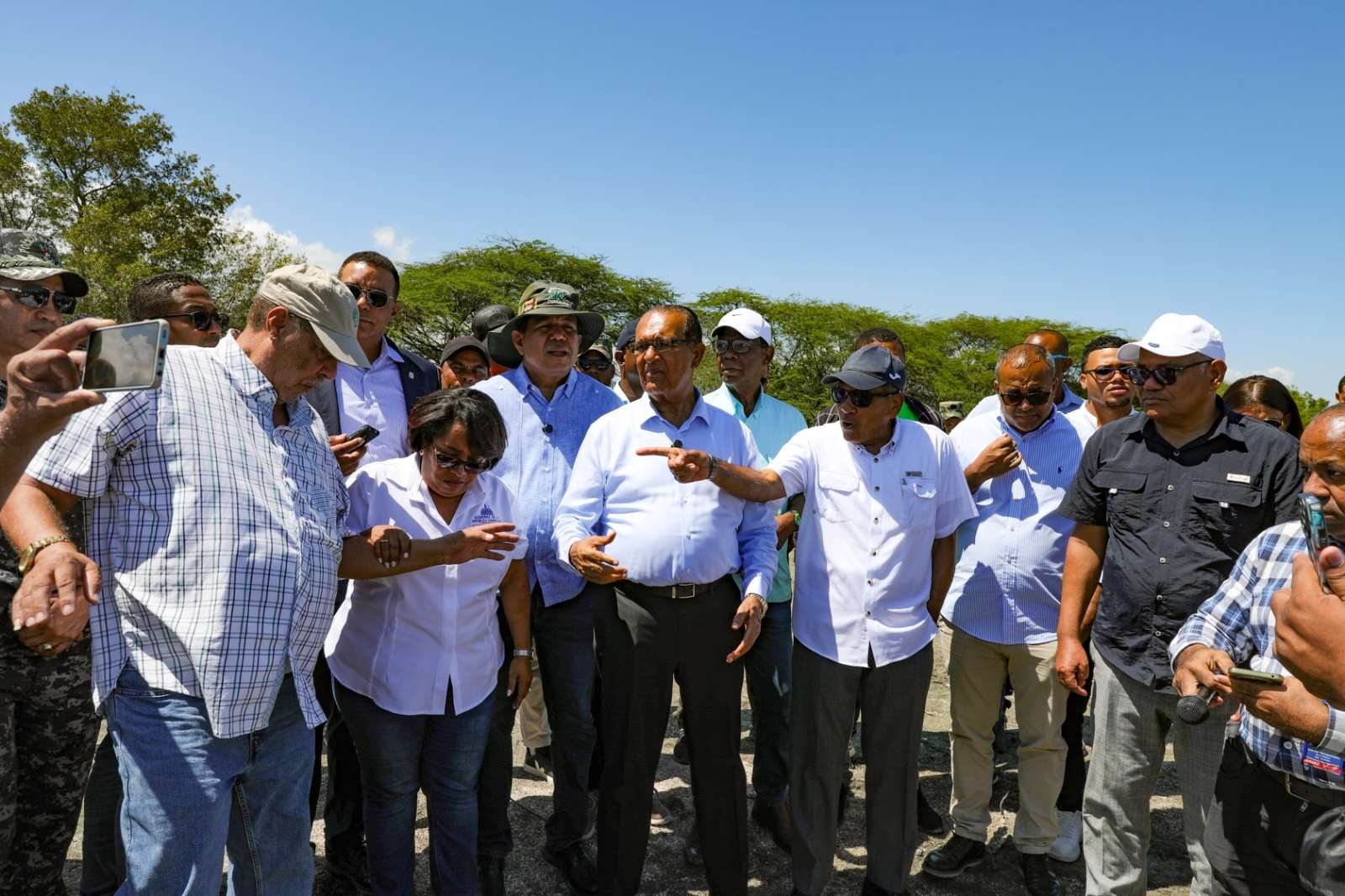 Senadores visitan Barahona y atienden inquietudes de pescadores por bajo caudal