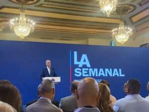 Abinader reta a la oposición a debatir cifras sobre deuda pública