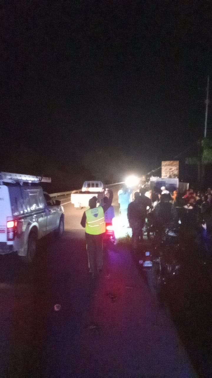 Dos personas fallecen al chocar su motocicleta contra camión de basura en El Cachón