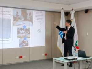 Experto japonés de JICA propone transformar enseñanza de matemáticas con libros adaptados y formación docente