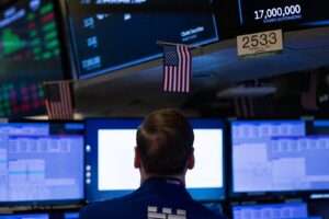 Wall Street en rojo por amenaza de Trump de elevar aranceles a China