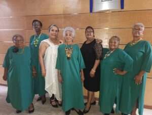 Adultos mayores deslumbran en pasarela de joyas “Esencia de Ester”