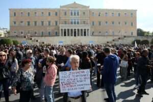 Miles protestan en Grecia contra la jornada laboral de 13 horas