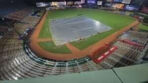 Colocan lona en el Estadio Quisqueya por intensa lluvia antes del juego Estrellas-Leones