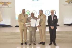 Ministerio de Defensa y UNADE honran la excelencia académica y profesional en ceremonia especial