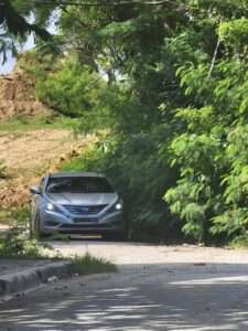 Encuentran dos adolescentes son vida dentro de vehículo en Nagua.