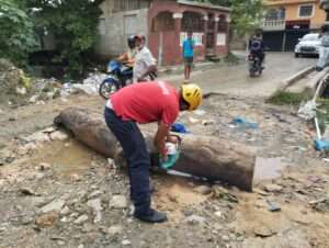 Cañada en Santo Domingo Oeste pone en riesgo a más de 300 familias