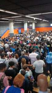 Flujo de pasajeros totalmente congestionado en el Metro de Santo Domingo