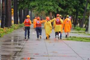 Defensa Civil evacúa personas en el Malecón ante efectos de la tormenta Melissa