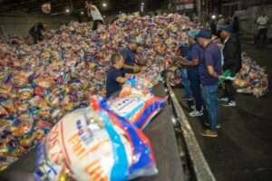 Presidente Abinader supervisa empaque de raciones alimenticias para familias afectadas por la tormenta Melissa