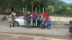 Ejército detiene siete haitianos indocumentados en San Juan; conductor se fuga