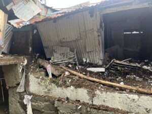 Desbordamiento de cañada afecta más de 30 viviendas en Baní