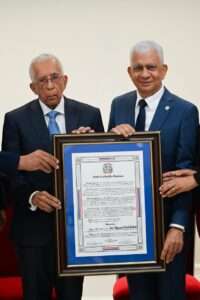 Senado reconoce al doctor José Garrido Calderón por su destacada trayectoria en la medicina