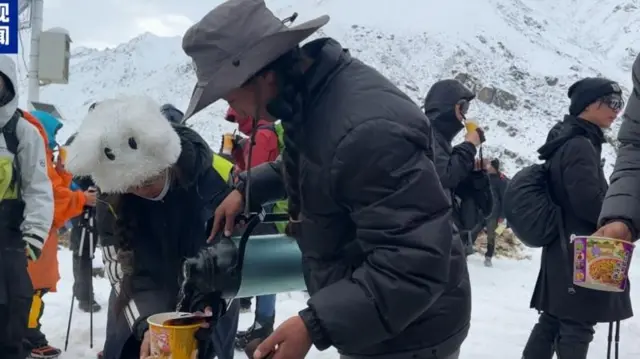 Tormenta histórica deja cientos de escaladores varados en el Everest: impactante operativo de rescate