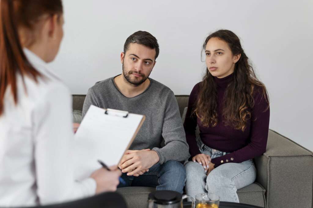 Psicólogo explica los riesgos de aferrarse a una pareja infiel por amor