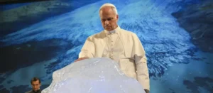 León XIV bendice un bloque de hielo y pide junto a Schwarzenegger por la lucha contra el cambio climático