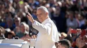 El papa pide una “distribución diversa de la riqueza” y una Iglesia que no sirva al dinero
