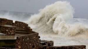 Costa Atlántica bajo alerta: oleaje peligroso, tronadas y fuertes vientos por vaguada