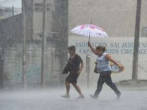 Lluvias continúan en el país por incidencia de la tormenta tropical Melissa