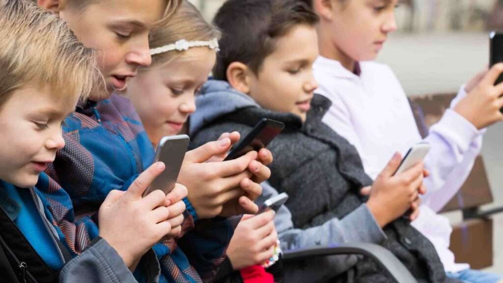 Investigación alerta sobre impacto de redes sociales en niños menores de 13 años