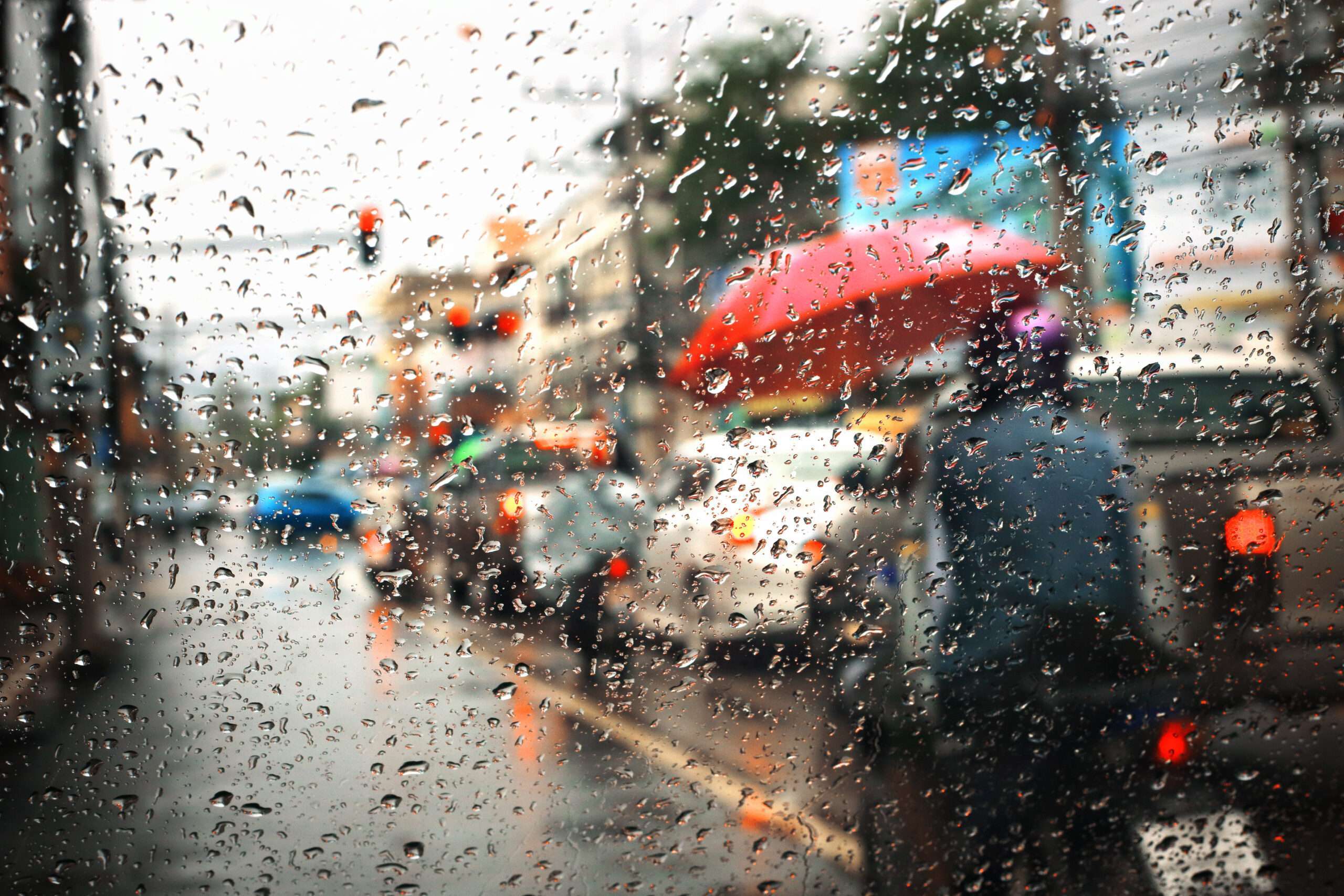 Vaguada provocará aguaceros y tronadas esta tarde en el interior; calor se mantiene