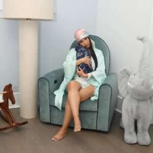 Cardi B comparte sus primeras imágenes tras convertirse en madre por cuarta vez