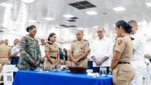 Abinader comparte almuerzo navideño con soldados