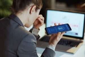 ¡La nueva terapia digital! Jóvenes confían en chatbots de IA para hablar de su salud mental