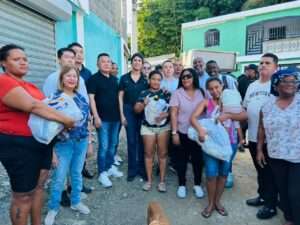 Miembros de la comunidad china se suman a labores de apoyo tras el paso de la tormenta Melissa