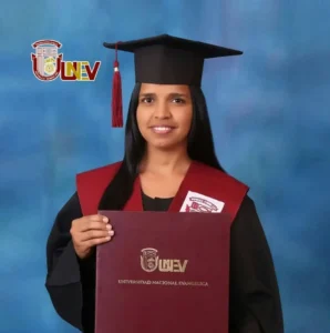 Maestra resulta herida con arma blanca al intervenir en pelea escolar en Hato Mayor