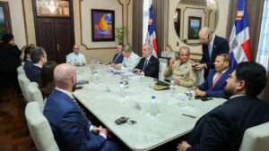 Presidente Abinader recibe al secretario de Defensa de EE. UU., Pete Hegseth en el Palacio Nacional