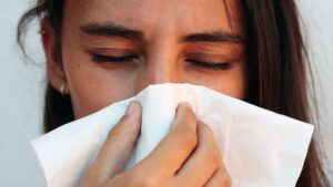 Por qué algunas personas sufren goteo nasal constante: cuándo preocuparse, según expertos