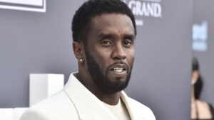 Sean “Diddy” Combs permanecerá más tiempo en la cárcel debido a informes de mala conducta