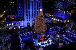 El icónico árbol del Rockefeller Center ya va camino a Nueva York para encender la magia de la Navidad