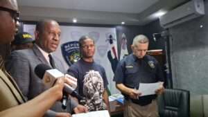 Entregan a la Policía joven vinculado a muerte de comerciante en Madre Vieja San Cristóbal