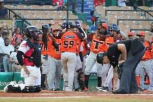 Toros del Este ganan cuarto juego consecutivo con paliza a Leones del Escogido