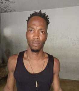 Recluso se lanza de vehículo durante traslado y muere en Samaná