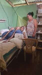 Madre de joven parapléjico en Los Alcarrizos pide ayuda urgente