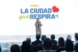 Carolina Mejía presenta “La Ciudad que Respira” y destaca más de 200 espacios públicos transformados