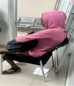 Policía rescata y protege a joven y su hijo tras impedir intento de suicidio en puente de Villa Mella