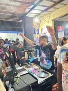 Dj Micky “El Tsunami” regresa a su país tras exitosa gira por Europa y celebra con su público