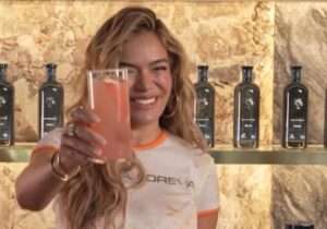 Karol G revela cómo prepara su cóctel favorito con tequila “200 Copas” en visita a San Miguel de Allende