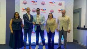 Félix José recibe homenaje de la premiación Los Dominicanos Primero Cuqui Córdova por TotalEnergies