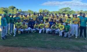 Juan Soto se toma fotos junto a prospectos brasileños de la Academia MLB en RD