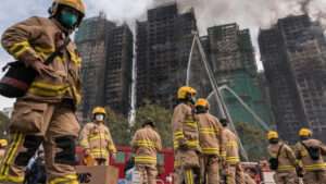 Incendio de Hong Kong deja ya 146 muertos y siguen labores de búsqueda en el quinto día