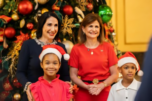 Raquel Peña y Raquel Arbaje marcan el inicio de la Navidad con el encendido del árbol oficial