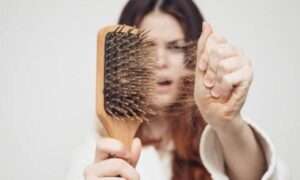 Más de la mitad de las mujeres posmenopáusicas enfrentan caída del cabello