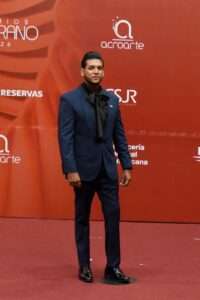 Ronald Núñez deslumbra con elegancia estructurada en Premios Soberano