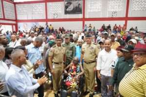 Ministro de Defensa sorprende a pensionados durante jornada social en Villa Duarte